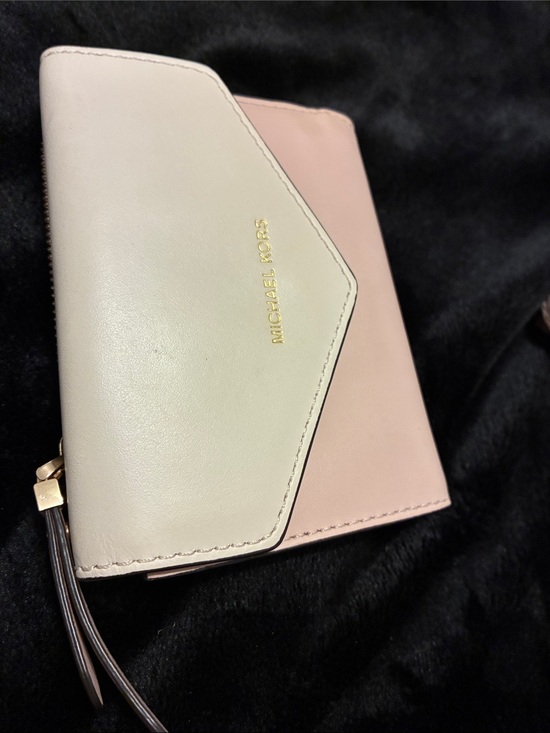 Michael Kors Handbags - Michael Kors Two-Tone Blush Pink & Cream Leather Zip Wallet
